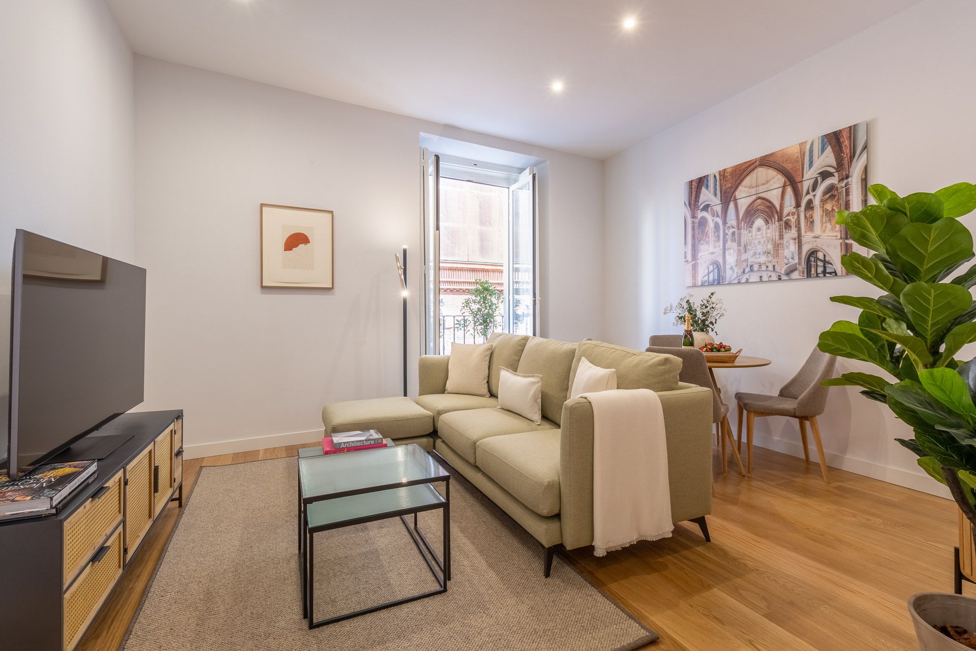 Elegant Madrid Flat For Remote Work, 52m2 1-bedroom Comfort