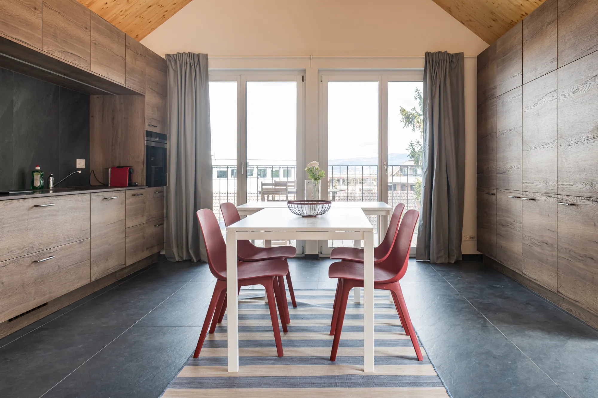 Trendy 2-bed Executive Flat For Remote Work In Zug - Living Space 4