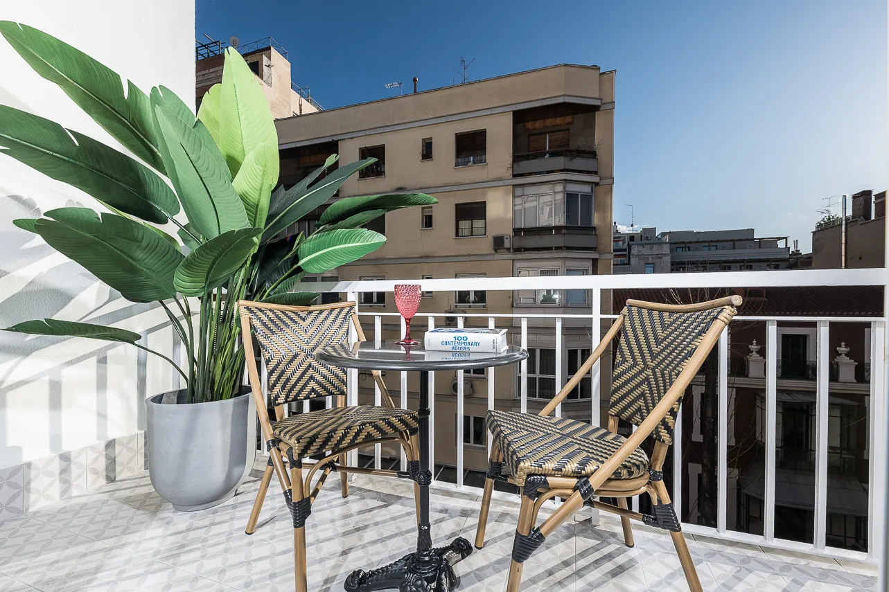Sophisticated Madrid Flat With Dedicated Home Office And Urban Charm For Remote Work #4