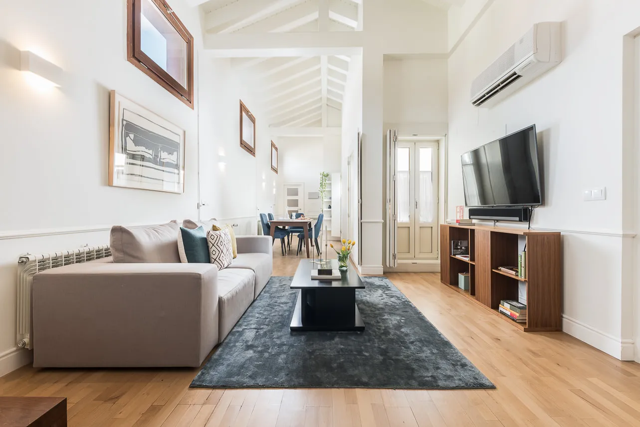 Elegant Madrid Flat With Spacious Home Office And Modern Comforts For Remote Work #3