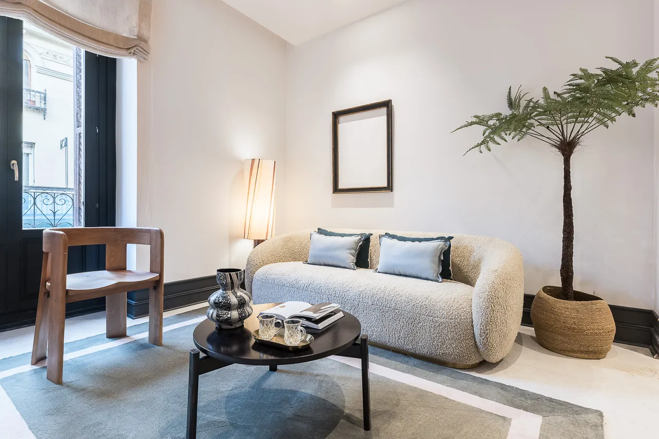 Modern Madrid Flat With Efficient Workspace For Remote Work Success #3