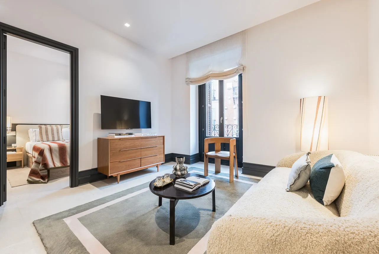 Modern Madrid Flat With Efficient Workspace For Remote Work Success #4