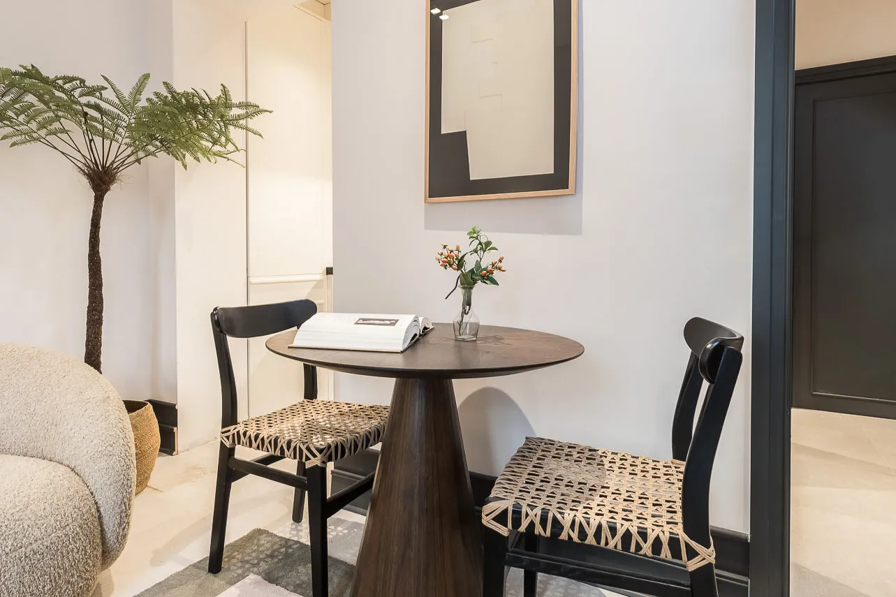 Modern Madrid Flat With Efficient Workspace For Remote Work Success #5