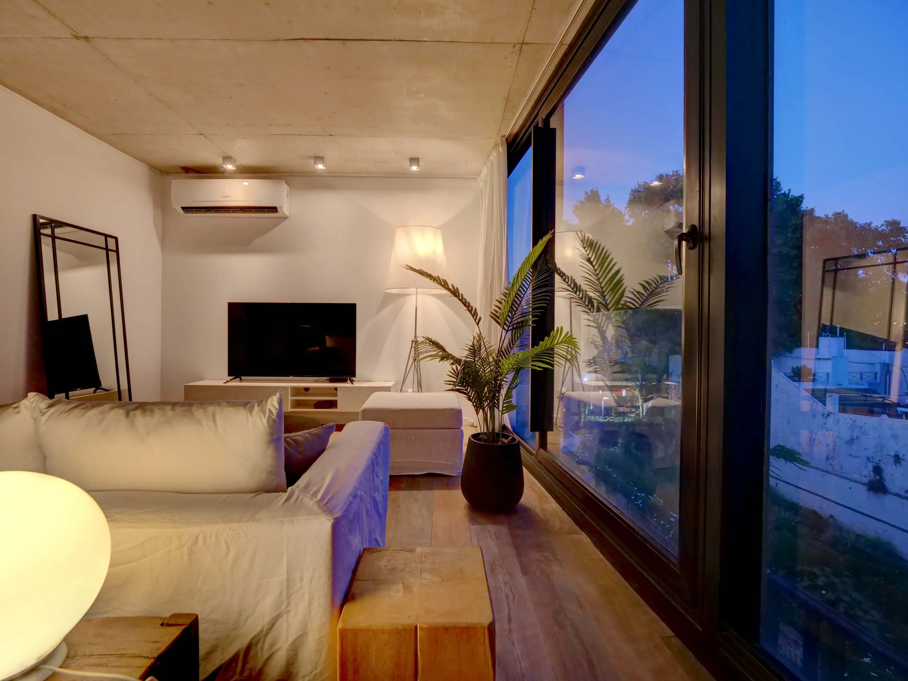 Efficient 1-bed Flat With Home Office & Balcony In Palermo Soho For Remote Work