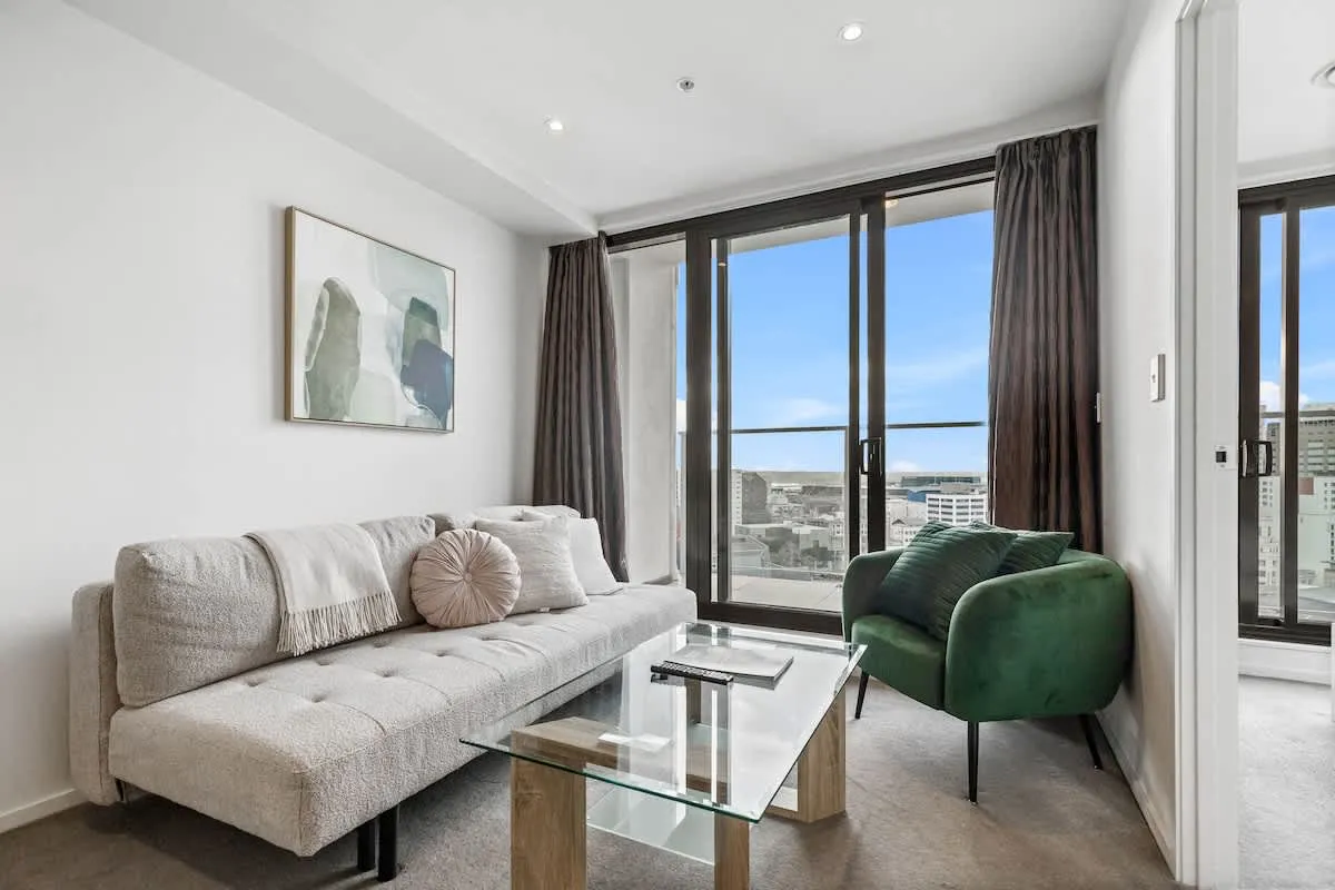 Sophisticated Cozy 2br Metropolitan Flat In Auckland Cbd - Work-ready, Pool & Gym