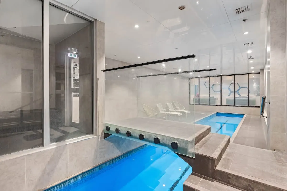 Sophisticated Cozy 2br Metropolitan Flat In Auckland Cbd - Work-ready, Pool & Gym #4