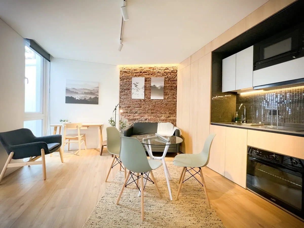Sleek 40m2 Santiago Flat With Dedicated Home Office In Central District #4