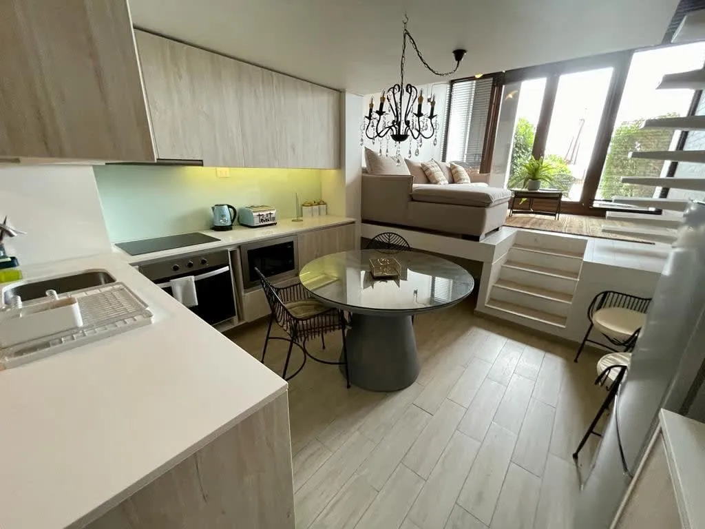 Sleek 2-bed Executive Flat With Dedicated Home Office In Valparaiso's Dynamic Sector