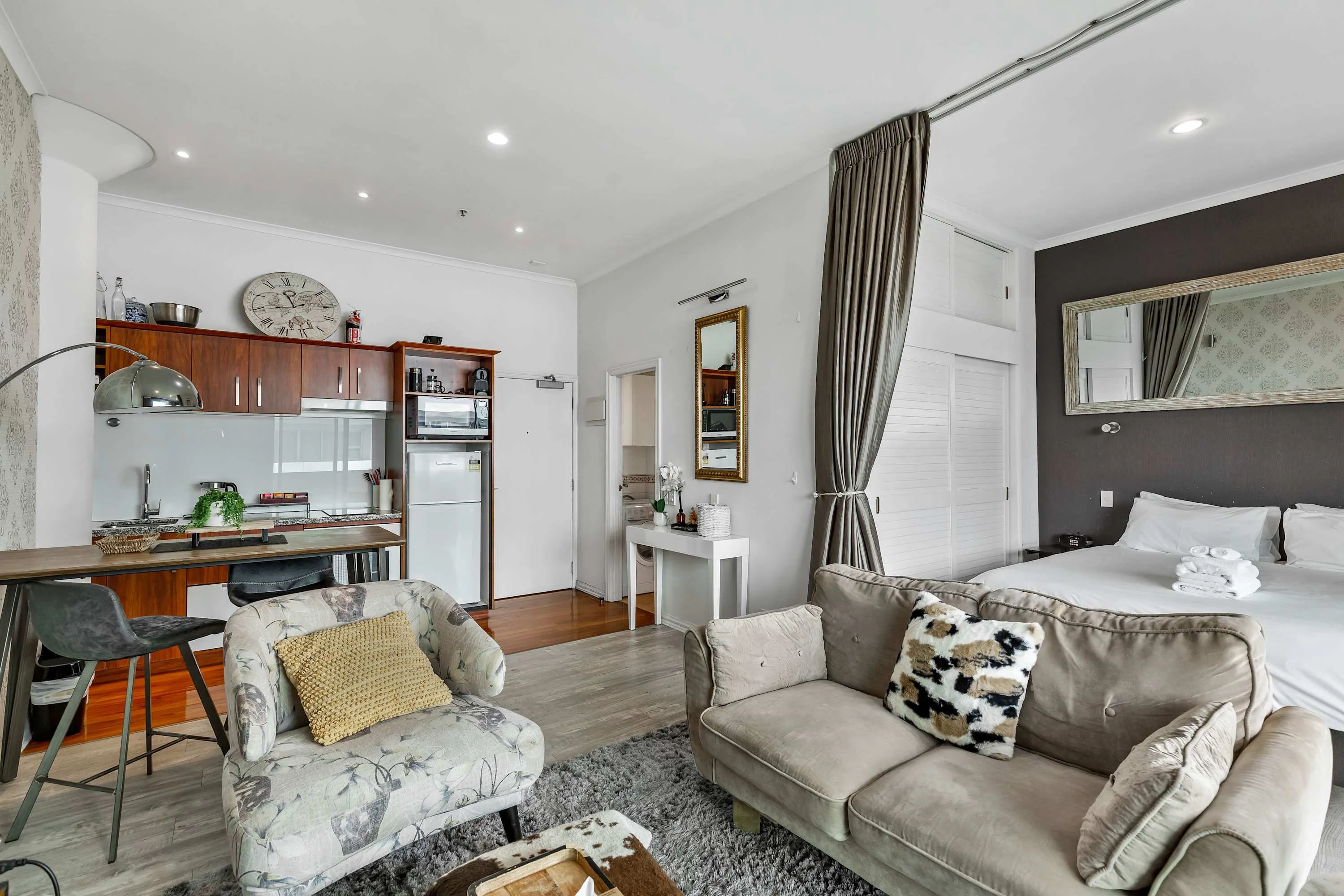 Charming Open-plan Studio With Work Nook & Balcony -- Viaduct, Auckland #5