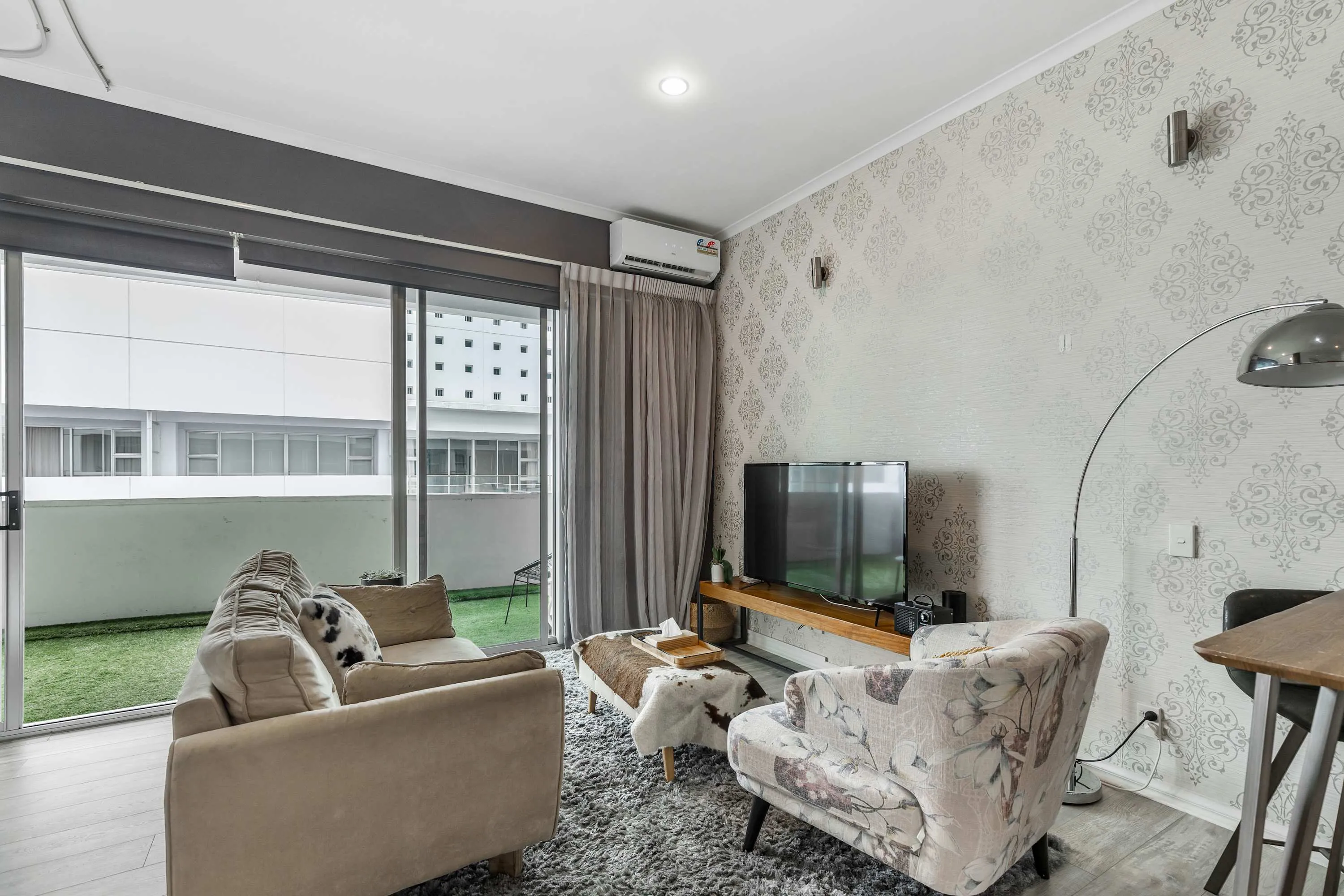Charming Open-plan Studio With Work Nook & Balcony -- Viaduct, Auckland