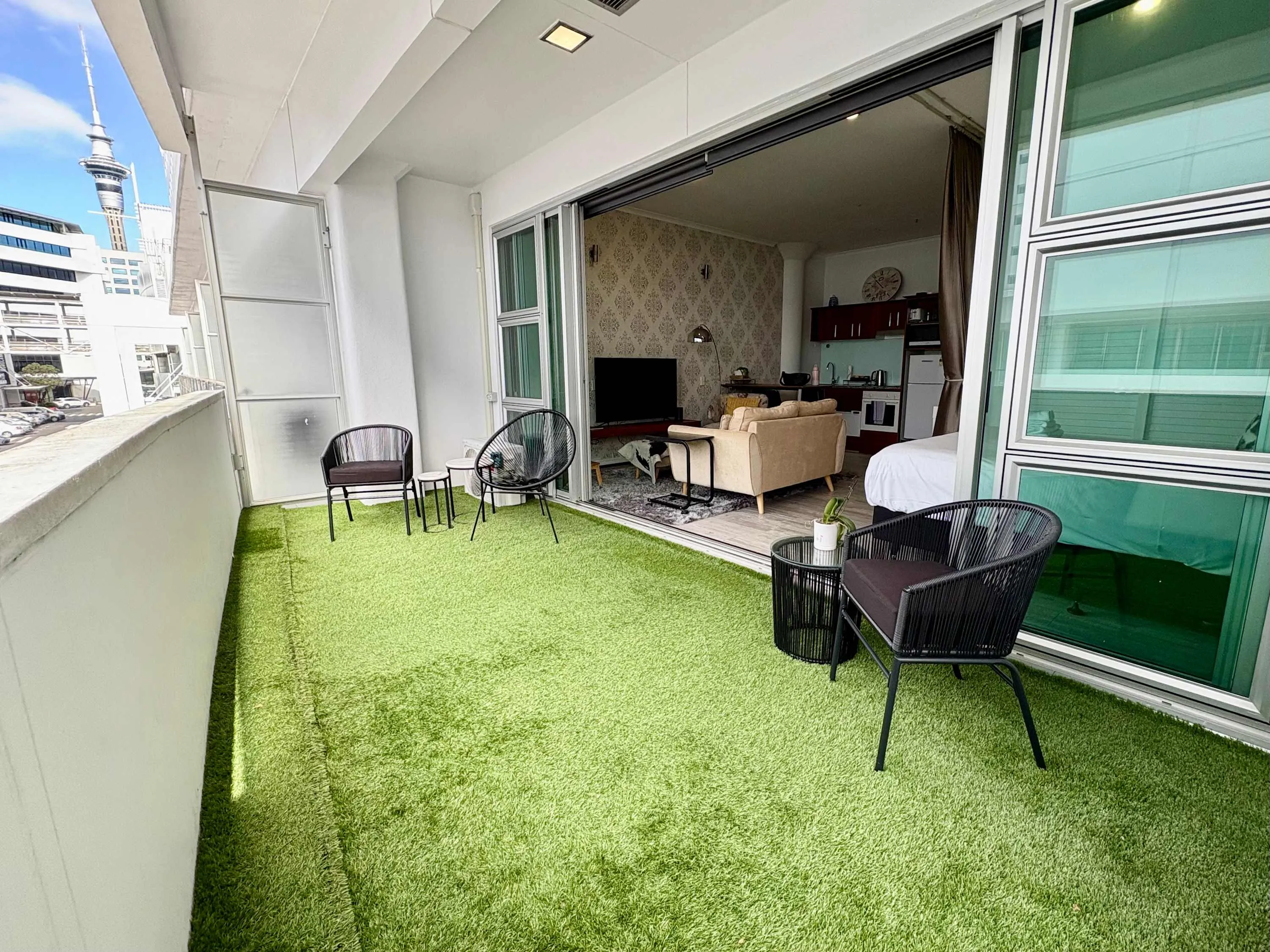 Charming Open-plan Studio With Work Nook & Balcony -- Viaduct, Auckland #3