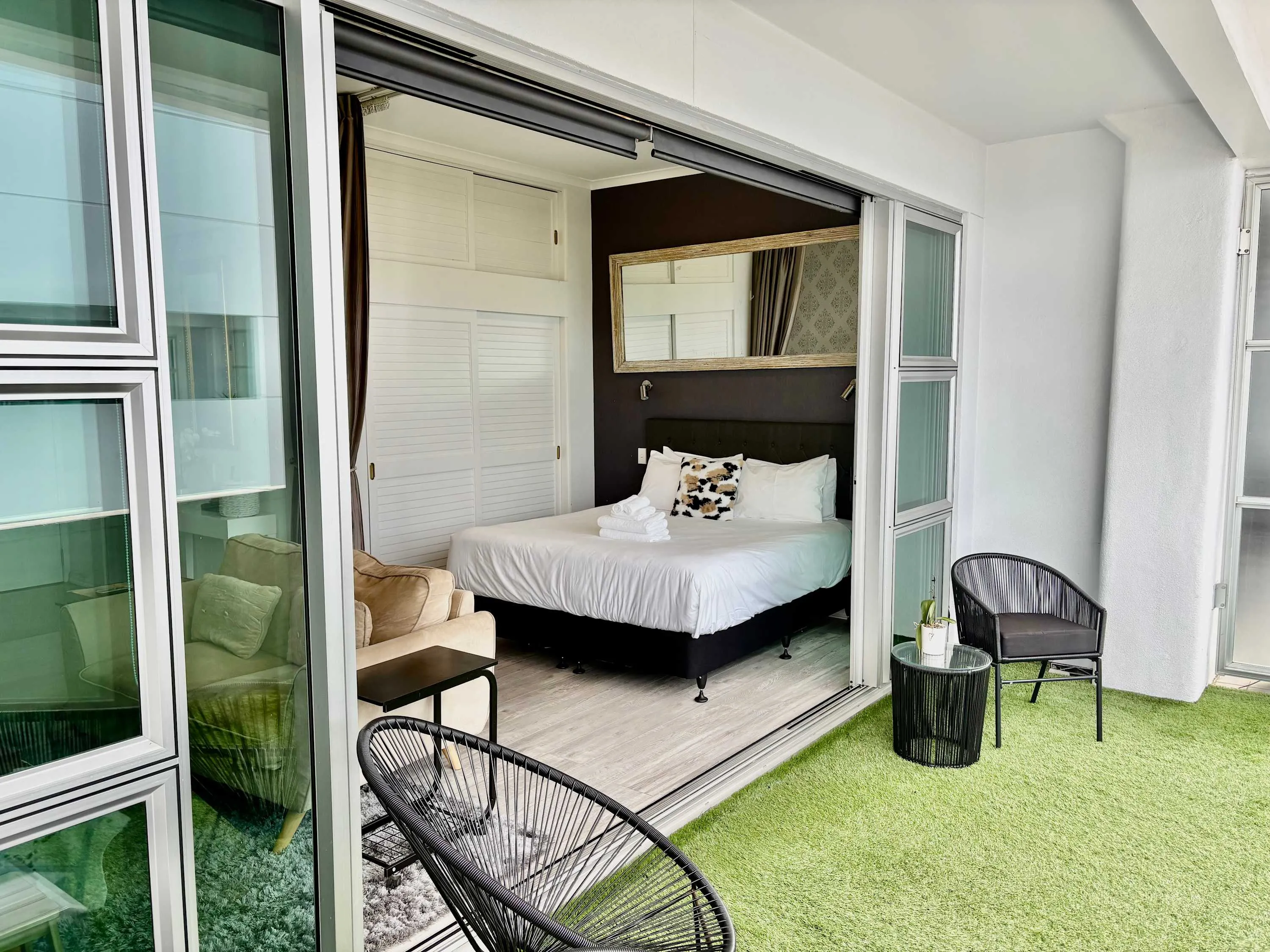 Charming Open-plan Studio With Work Nook & Balcony -- Viaduct, Auckland #2