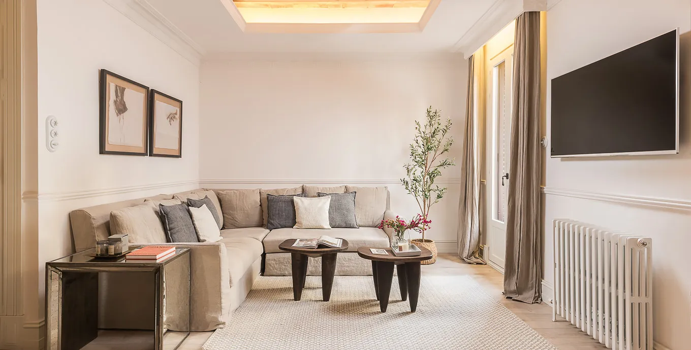 Luxurious 102m2 Barcelona Flat With Bright Home Office Space For Remote Work Flexibility