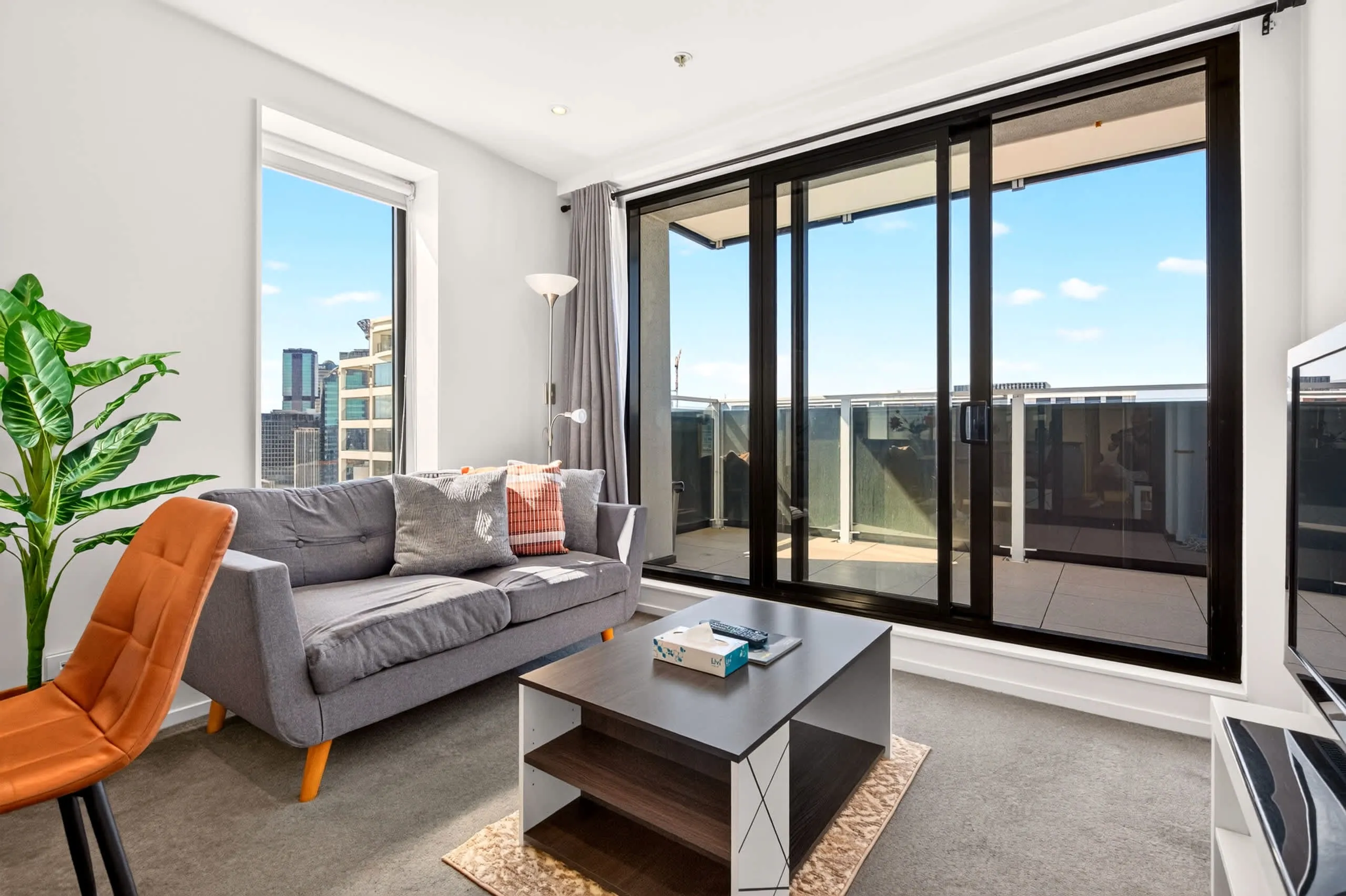 Chic & Spacious 2br Flat In Auckland Cbd With Balcony - Built For Work-from-home Days