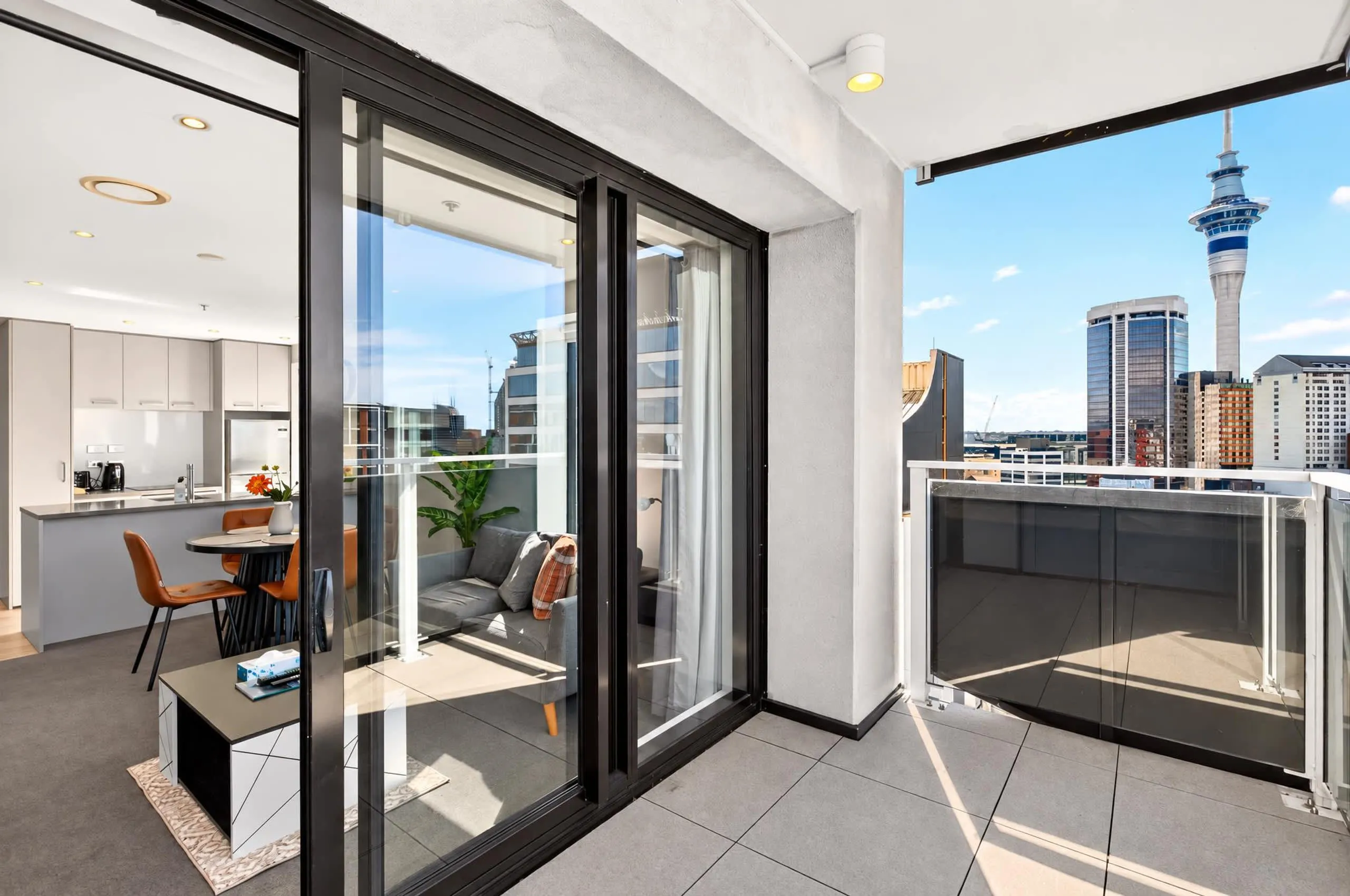 Chic & Spacious 2br Flat In Auckland Cbd With Balcony - Built For Work-from-home Days #4