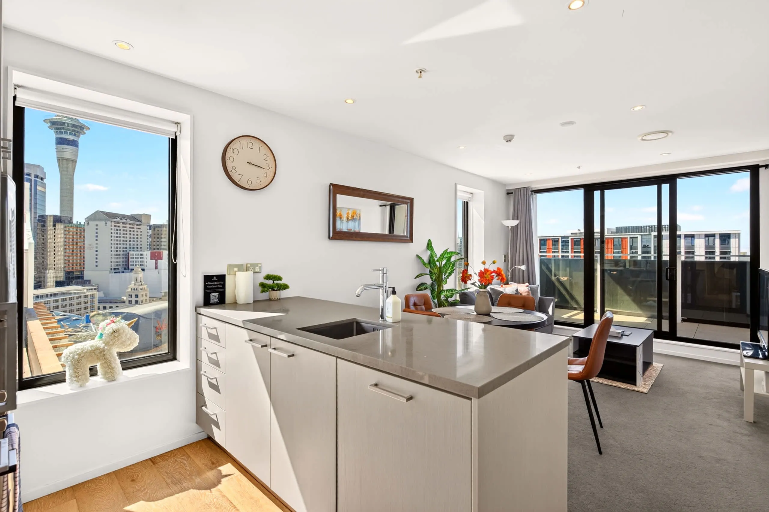 Chic & Spacious 2br Flat In Auckland Cbd With Balcony - Built For Work-from-home Days #2