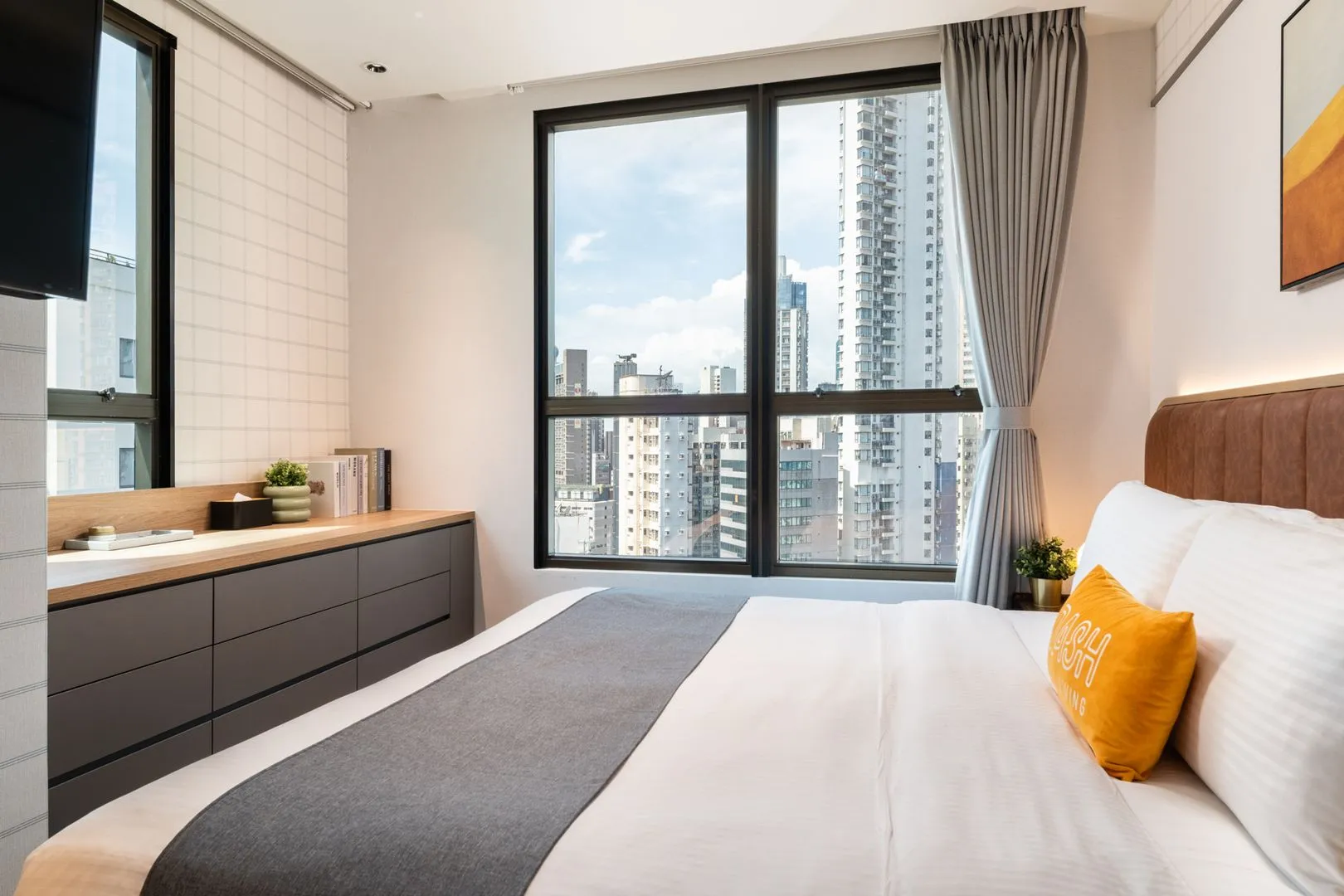 Deluxe Queen Low – Hollywood, Sheung Wan, Hong Kong