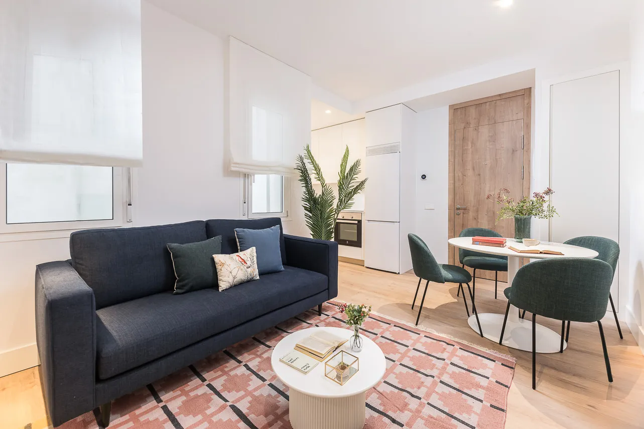 Sophisticated 38m2 Madrid Flat With Dedicated Home Office Space #2