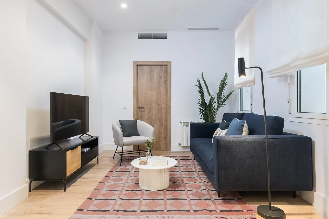 Sophisticated 38m2 Madrid Flat With Dedicated Home Office Space #4
