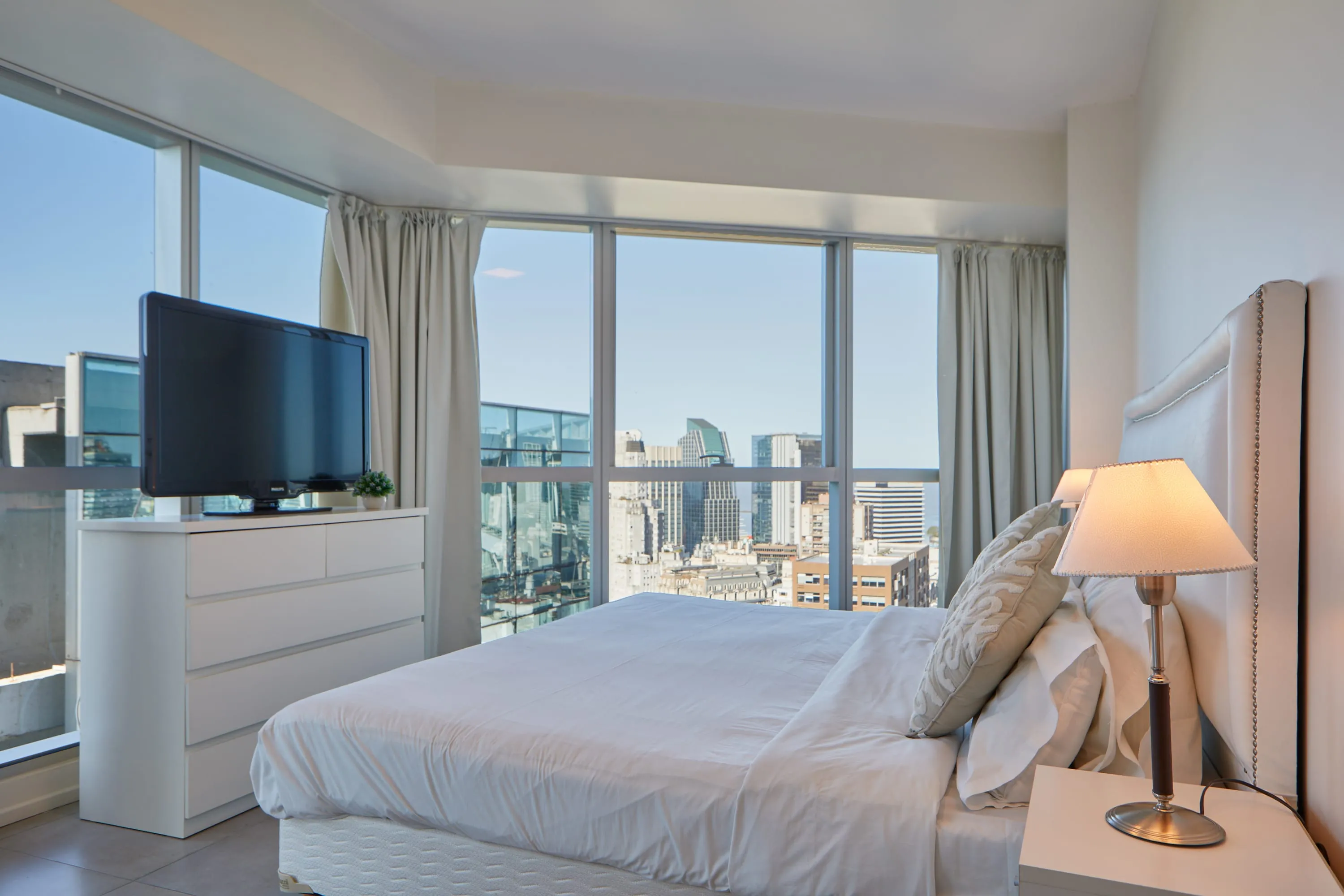 Charming 1-bed Flat With Dedicated Home Office And Scenic Views In Downtown