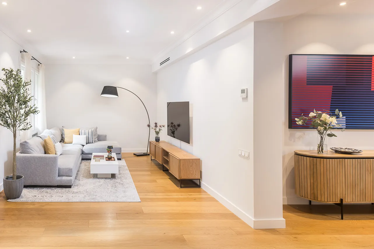 Contemporary Madrid Rooftop Apartment With Luxurious Home Office For Remote Work #4