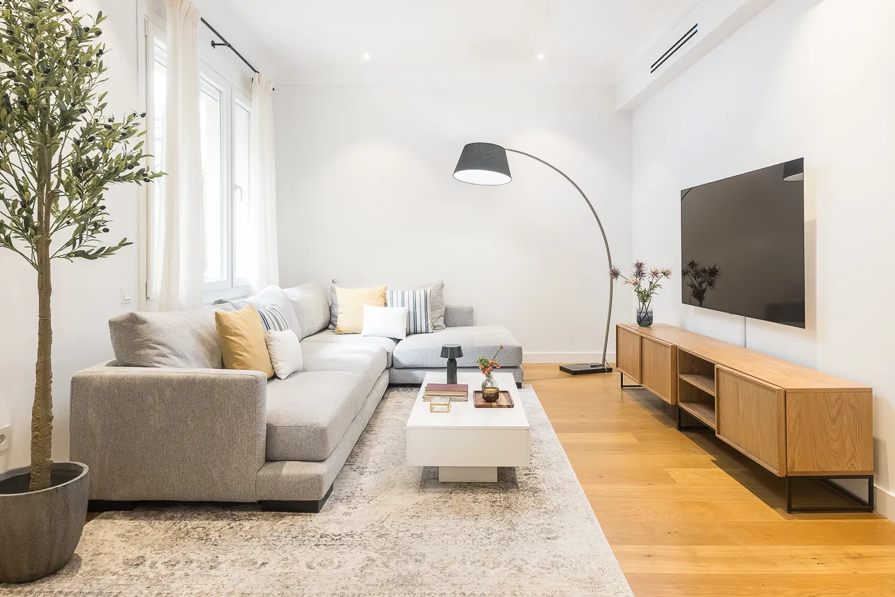 Contemporary Madrid Rooftop Apartment With Luxurious Home Office For Remote Work #3