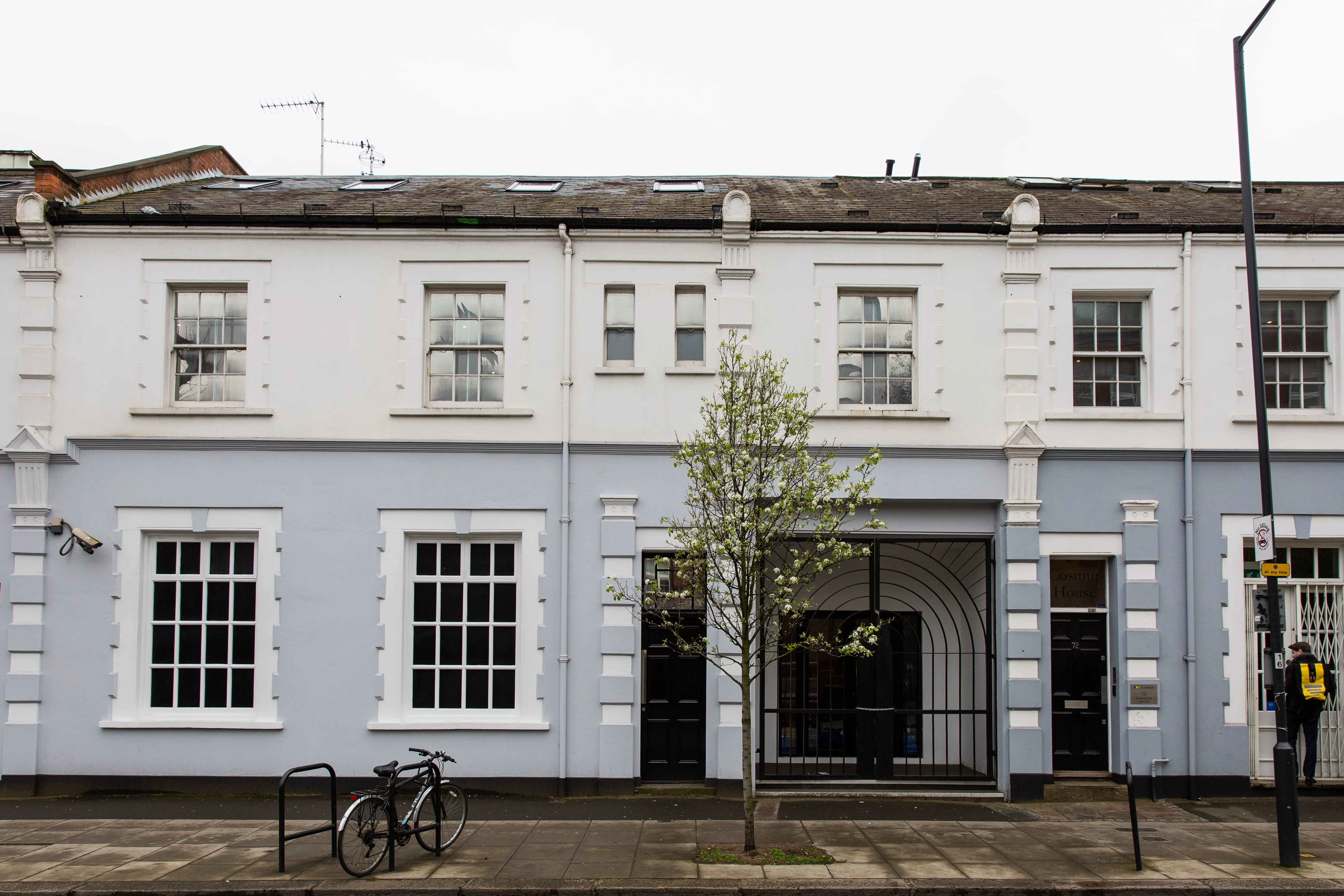 Compact Contemporary Executive Flat With Built-in Home Office In Queen's Park, London - Corporate Housing in London, United Kingdom