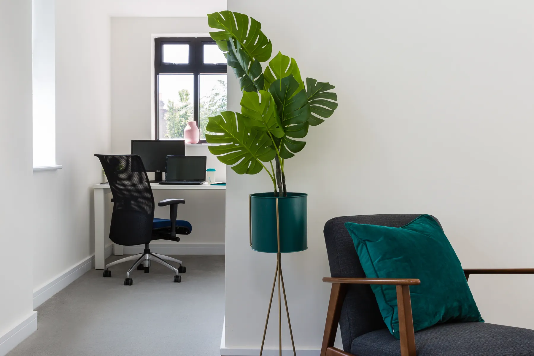 Compact Contemporary Executive Flat With Built-in Home Office In Queen's Park, London #4