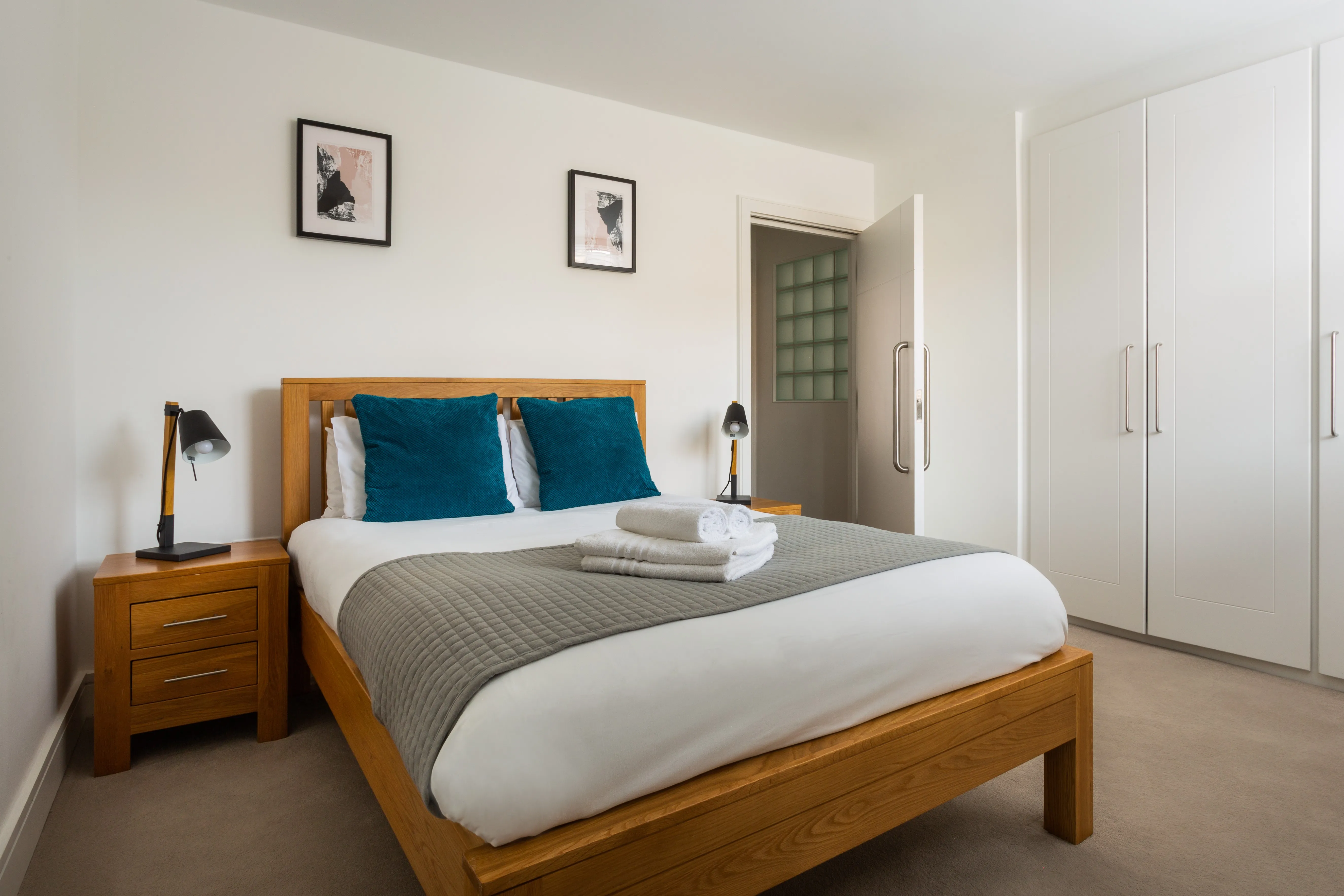 Modern London Flat, Efficient 1-br - Work-ready Layout For Digital Nomads - Corporate Housing in London, United Kingdom
