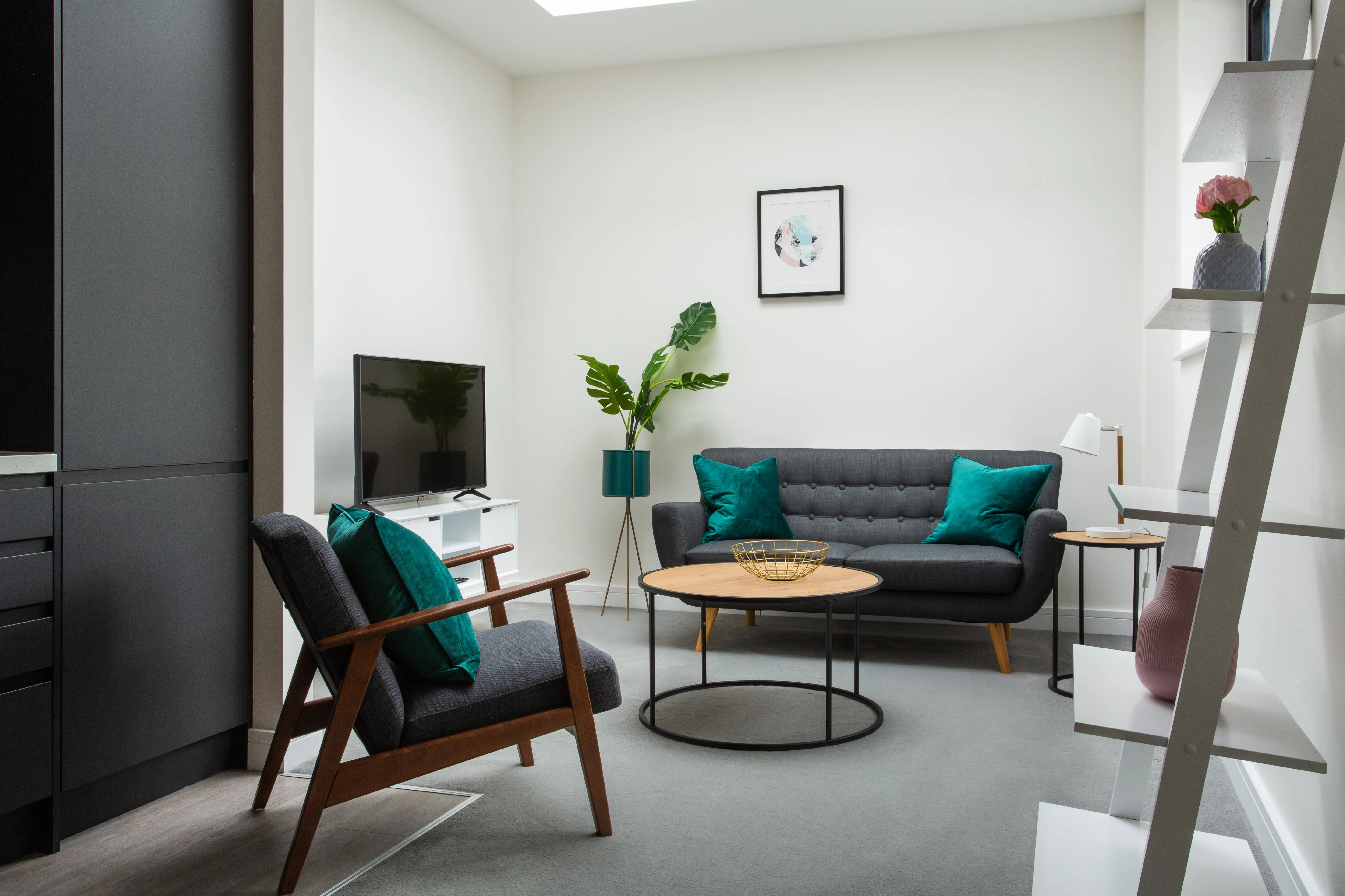 Modern Queen's Park Flat -- Efficient 1br With Built-in Home Office, London #3
