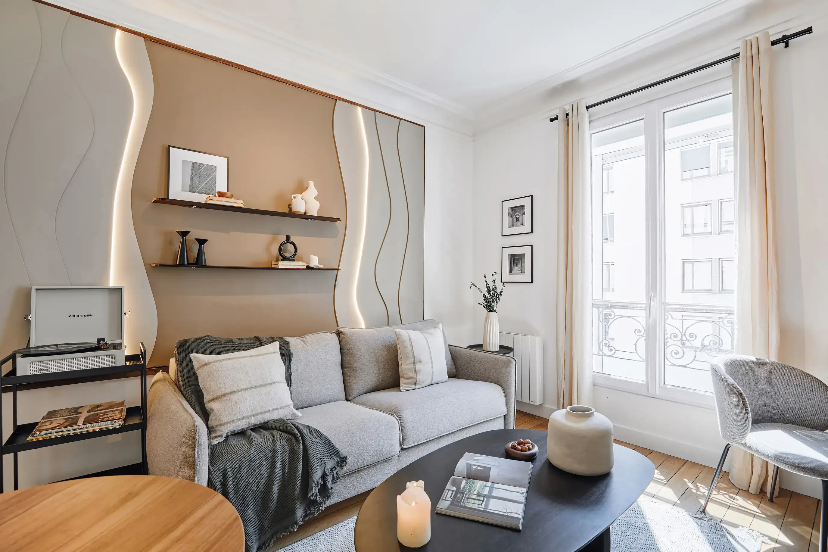 Cozy 34m2 Paris Flat With Ergonomic Workspace And Smart Layout For Remote Work