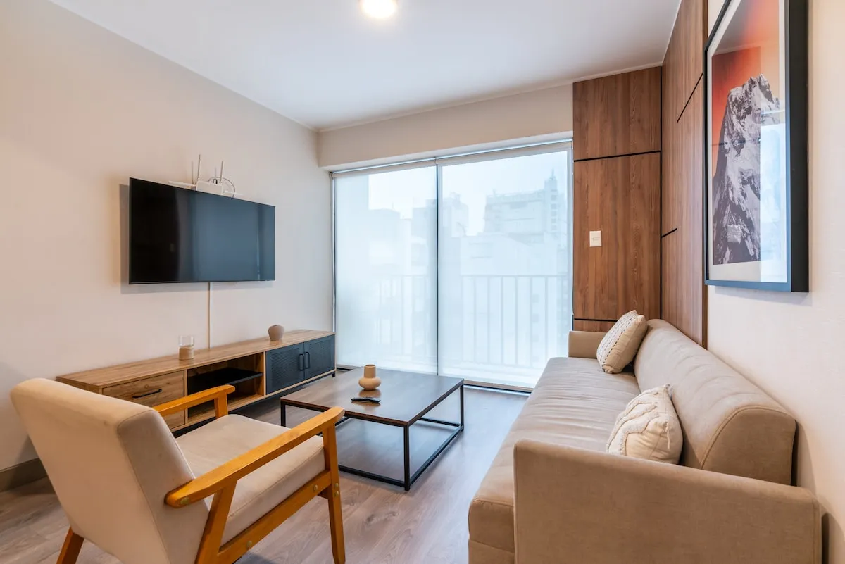 Luxe Miraflores Flat For Remote Workers - Welcoming 2br Near Kennedy Park - Corporate Housing in Lima, Peru