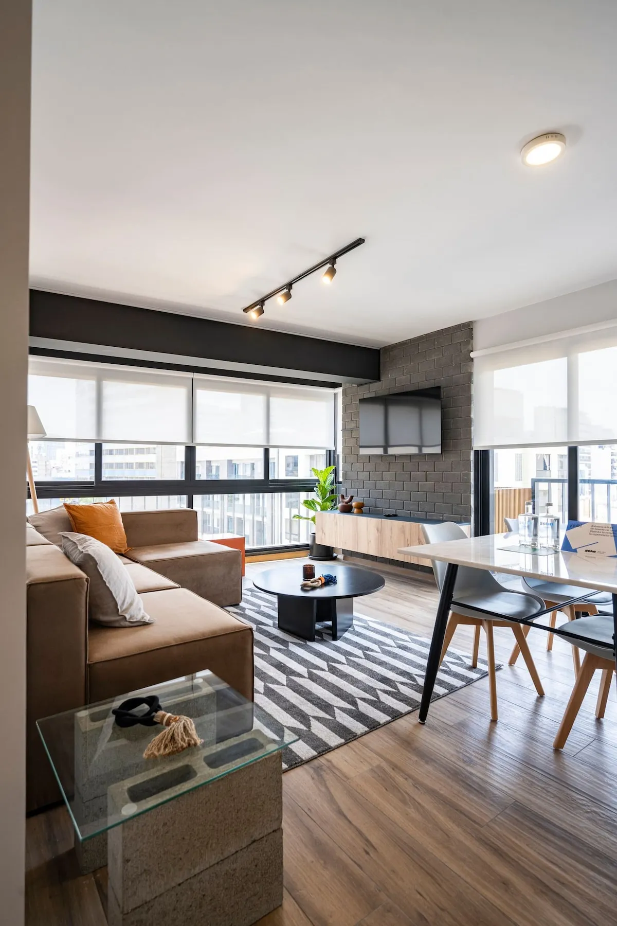 2br Miraflores Flat Steps From Kennedy Park: Home Office + Balcony Breaks