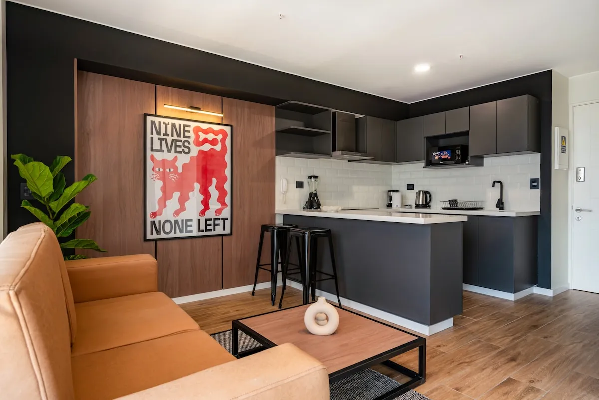 Sophisticated San Isidro Flat W/ Wfh Setup - Airy 1br, Lima Skyline Views