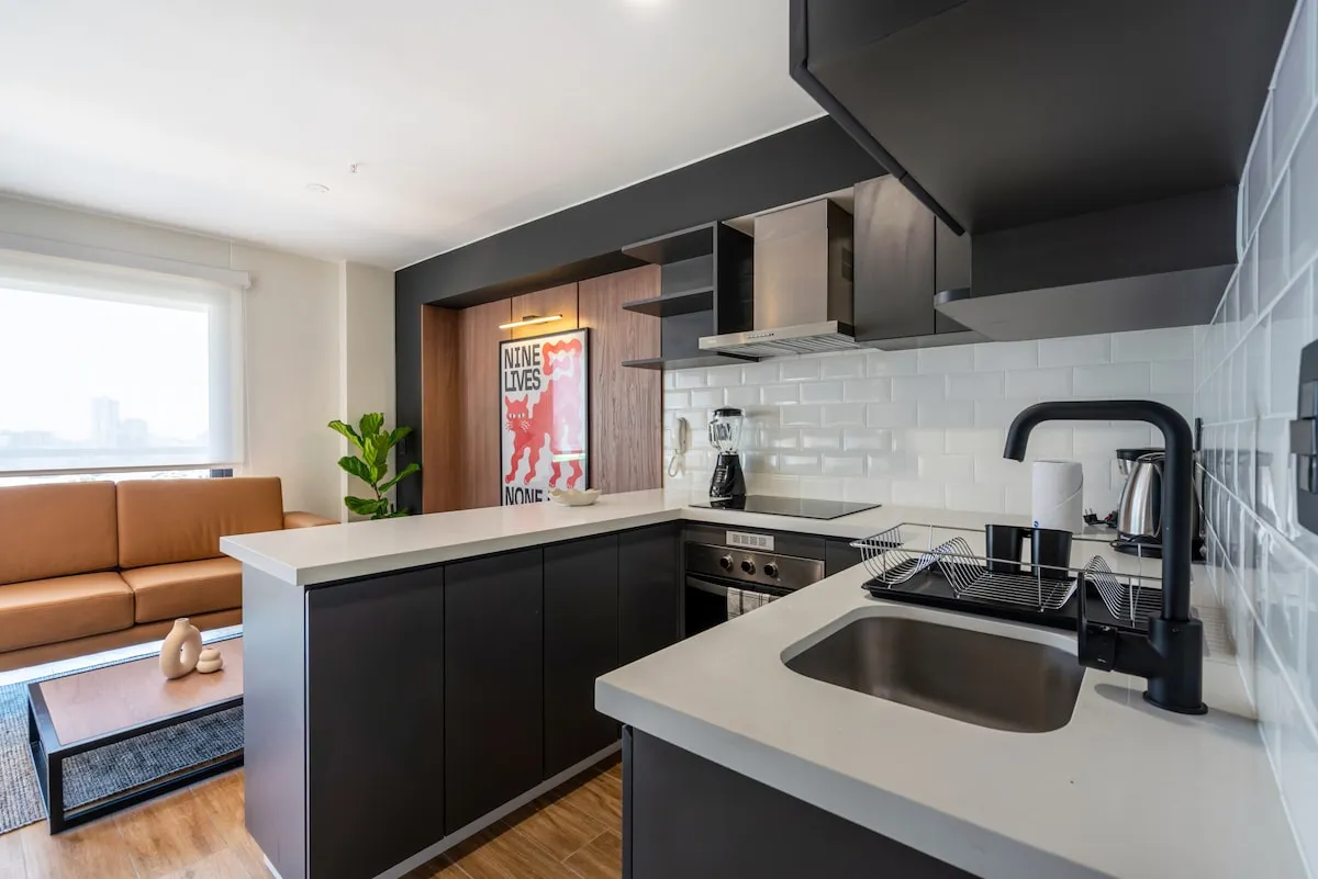 Sophisticated San Isidro Flat W/ Wfh Setup - Airy 1br, Lima Skyline Views #4