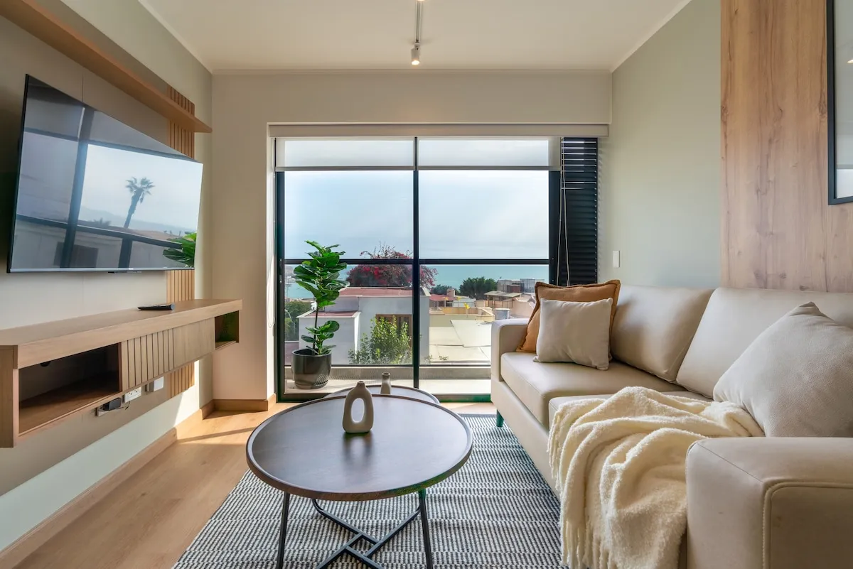 Work From Lima's Coast: Roomy 2br Chorrillos Flat W/ocean Views
