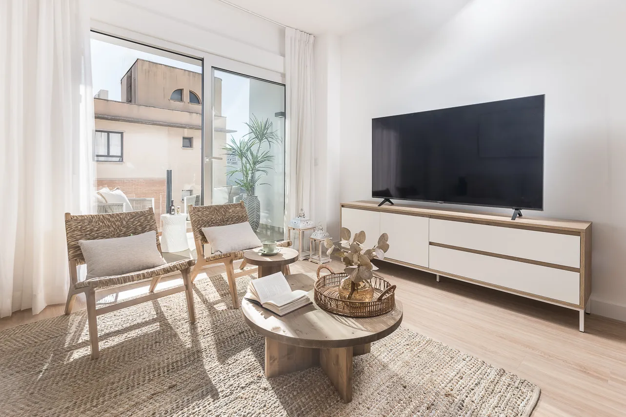 Luxurious 74m2 Malaga Flat With Bright Home Office For Remote Work Flexibility #4