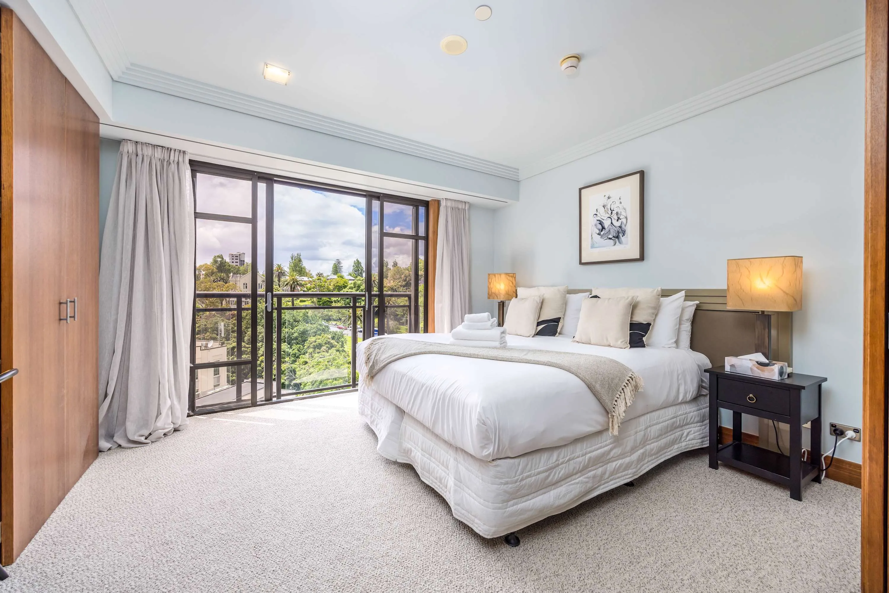 Auckland Executive 1br Flat - Efficient, Refined & Work-ready With Dedicated Nook