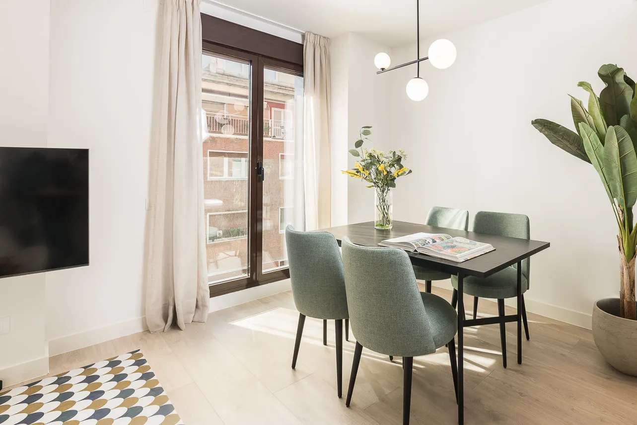 Modern Madrid Flat With Bright Home Office Space For Remote Work Efficiency #4