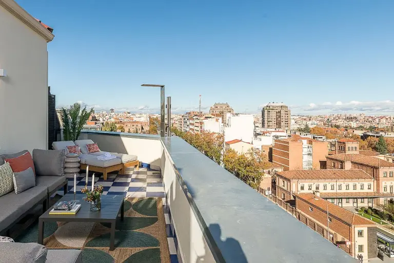 Madrid 2br Modern Flat With Home Office Setup And Stylish Kitchen