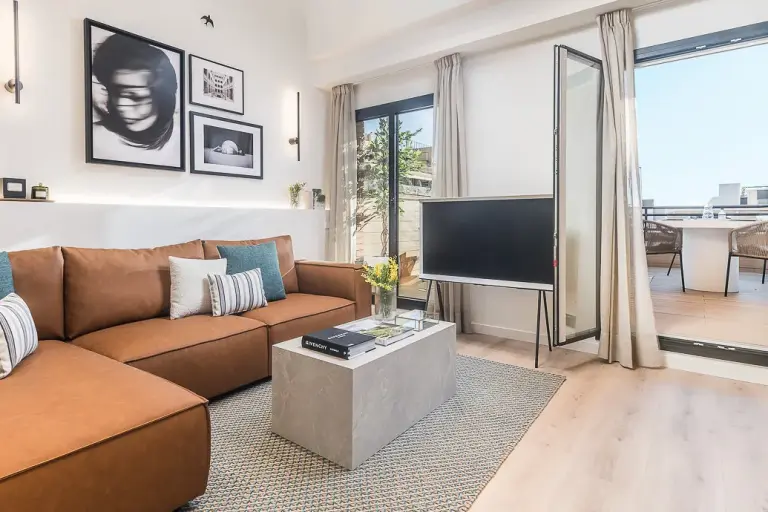 Sophisticated 2-bed Flat With Dedicated Work Area In Barcelona's Creative District