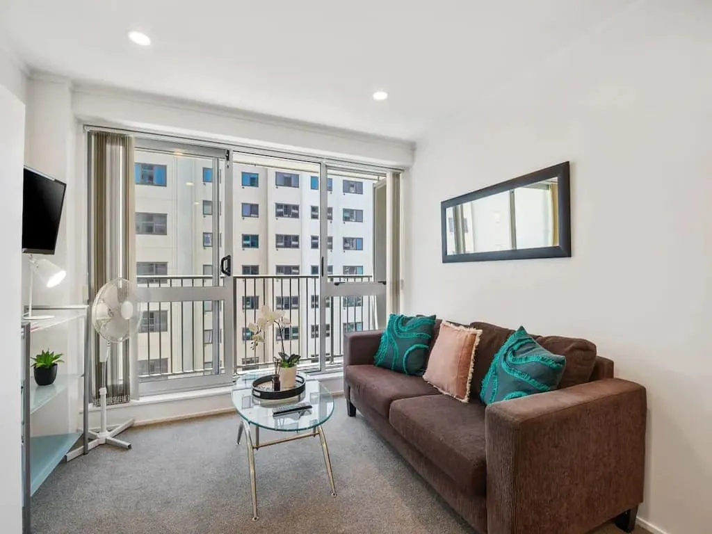 Auckland Trendy Flat - Charming 2br, Dedicated Home Office & Fast Wi-fi Near Sky Tower