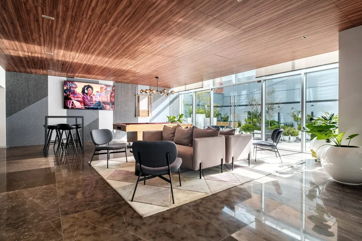 Refined 1-bedroom Flat With Dedicated Home Office In Downtown Metro