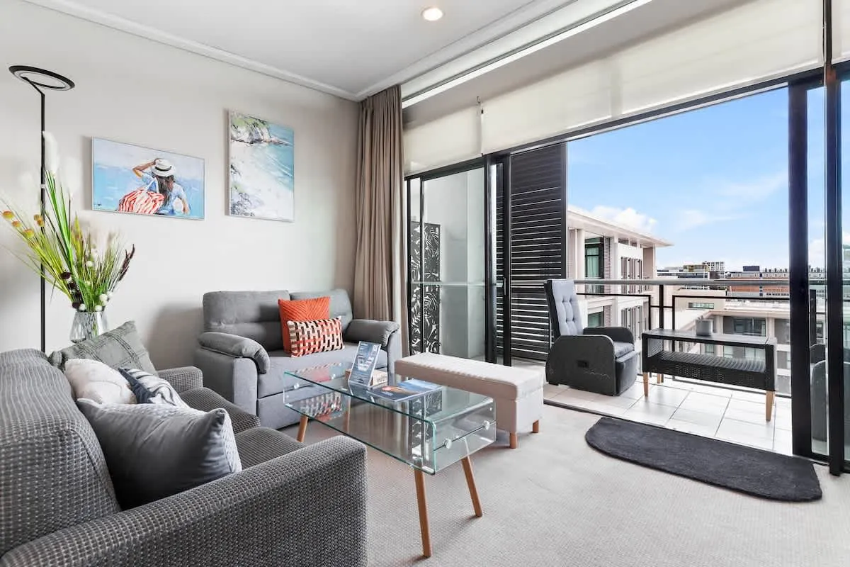 Executive Urban 1br Flat In Auckland - Efficient Layout & Built-in Home Office