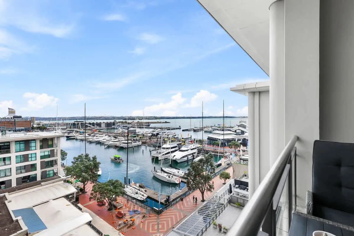 Executive Urban 1br Flat In Auckland - Efficient Layout & Built-in Home Office #2