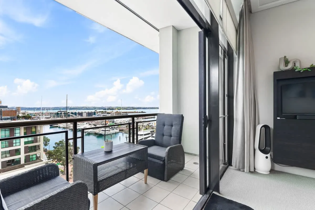 Executive Urban 1br Flat In Auckland - Efficient Layout & Built-in Home Office #3