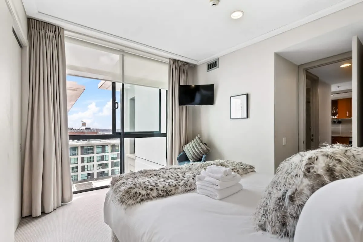 Executive Urban 1br Flat In Auckland - Efficient Layout & Built-in Home Office #4