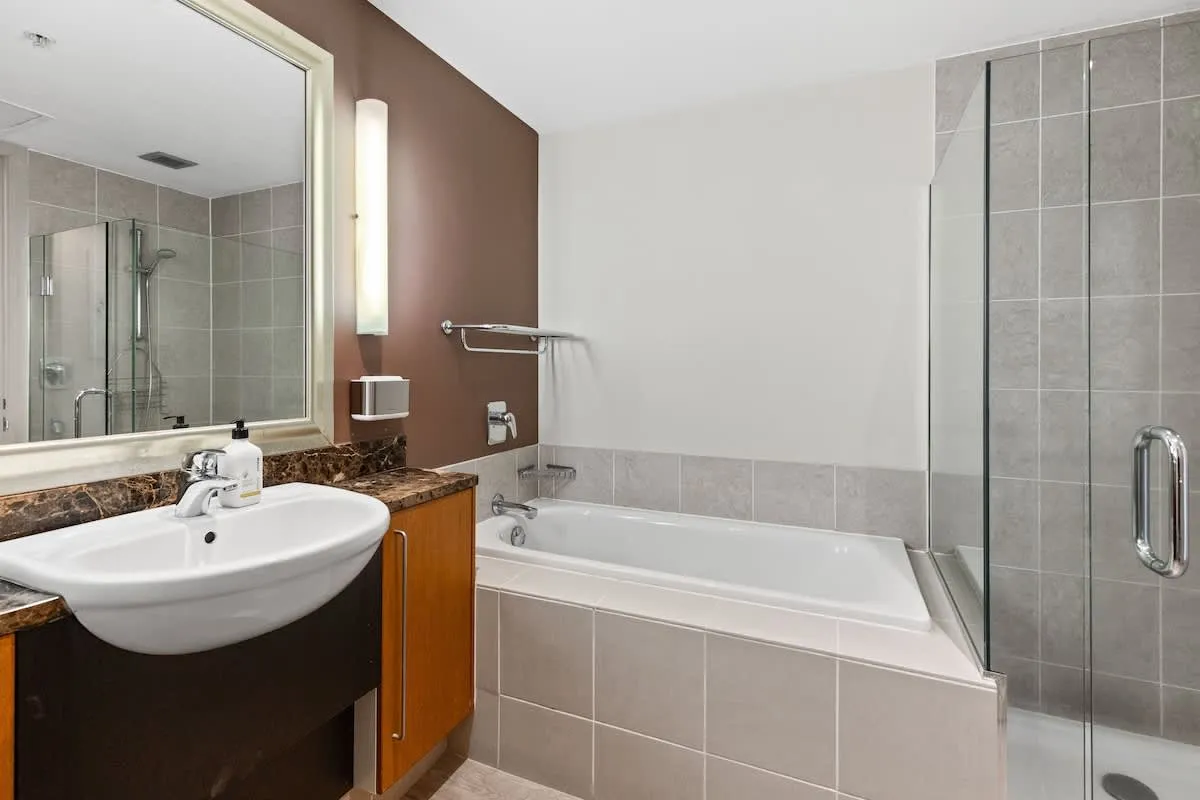 Executive Urban 1br Flat In Auckland - Efficient Layout & Built-in Home Office #5