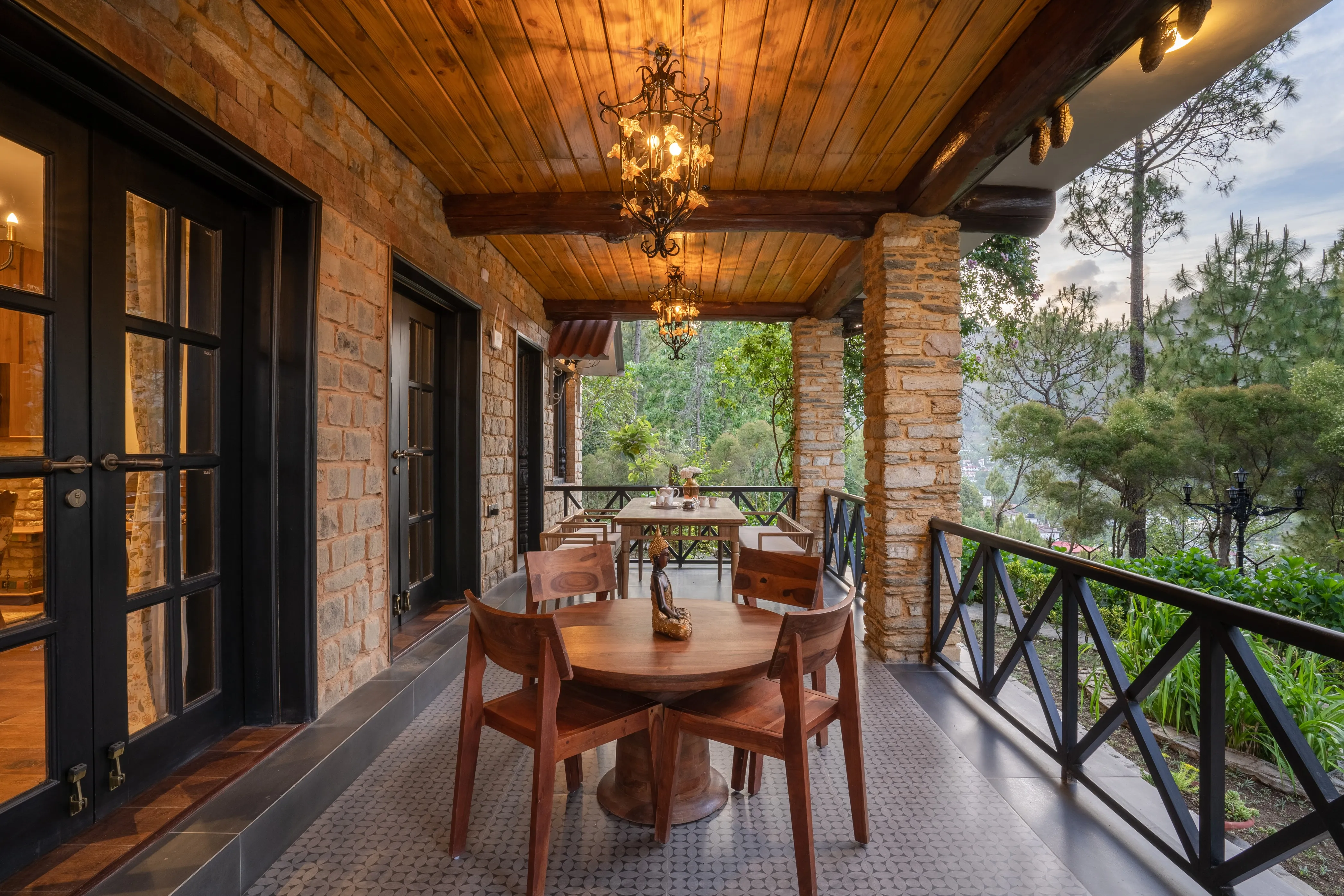 Sleek 7-bed City Flat With Dedicated Home Office For Remote Work In Nainital