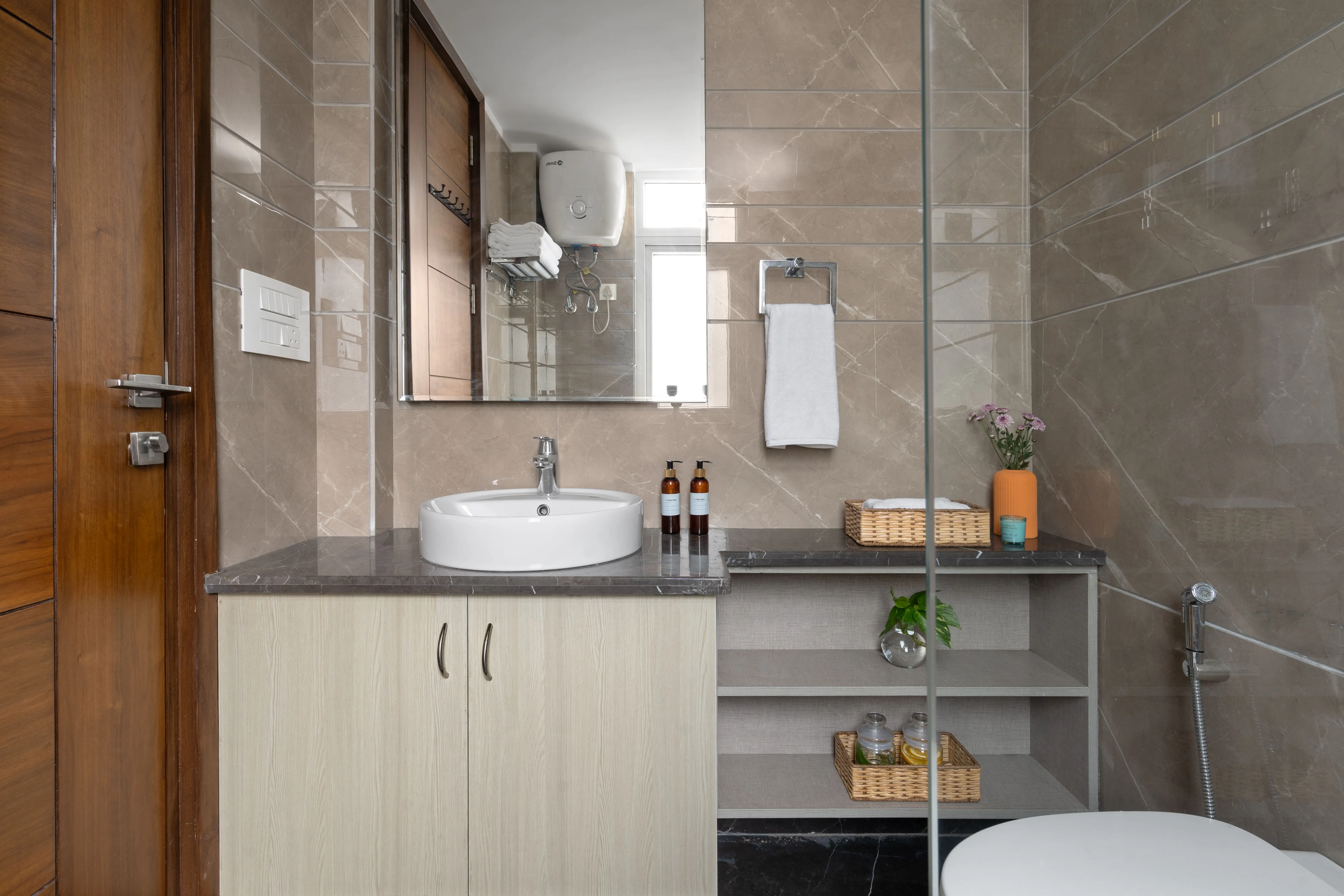 Cozy 6-bed Executive Flat With City Views & Dedicated Home Office In Delhi #4